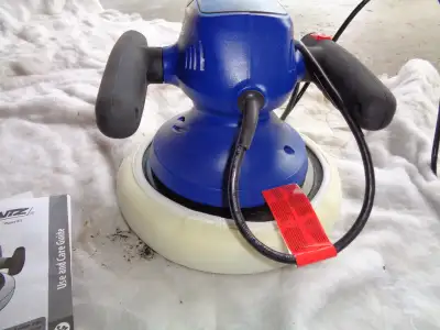 New car polisher with polish cloths / carrying case--10 foot cord