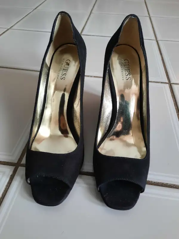 Lady's Shoes Black Size 8 in Women's - Shoes in Mississauga / Peel Region - Image 3