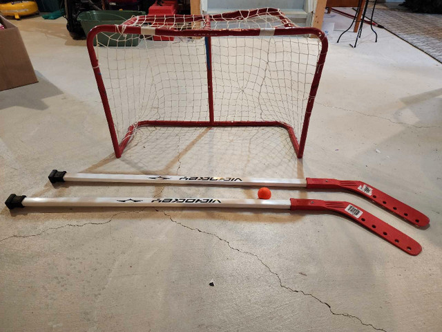 Small hockey net with sticks in Hockey in Hamilton - Image 2