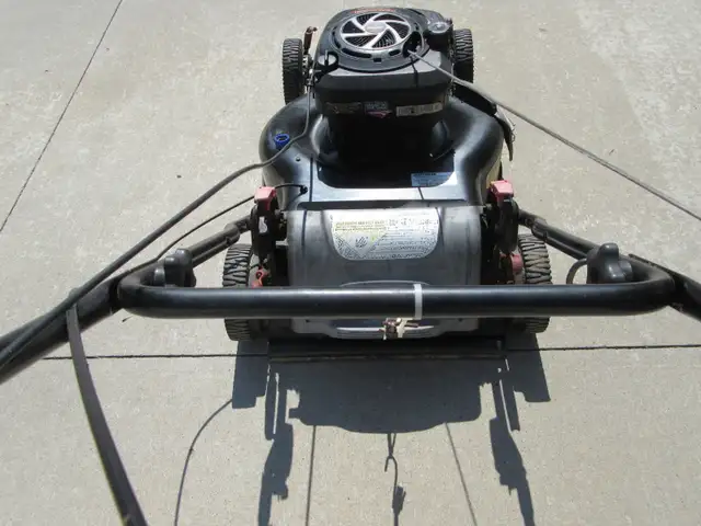 Self-Propelled Craftsman Lawnmower in Lawnmowers & Leaf Blowers in Oshawa / Durham Region - Image 6