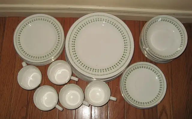 White Dinnerware Sets / Plates with Gold Rim / Flatware in Kitchen & Dining Wares in City of Toronto - Image 3