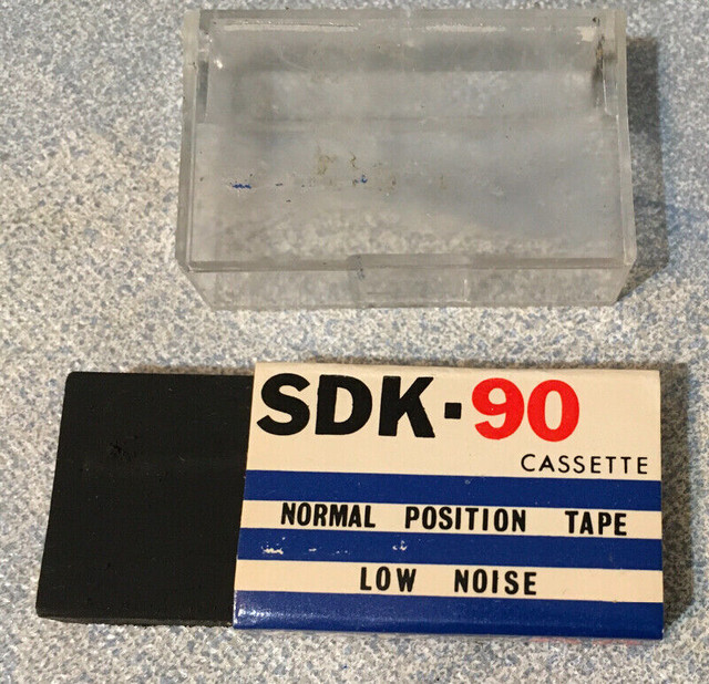 Gommes à effacer Vintage (cassette et revolver) 1985 dans Art et objets de collection  à Trois-Rivières - Image 2