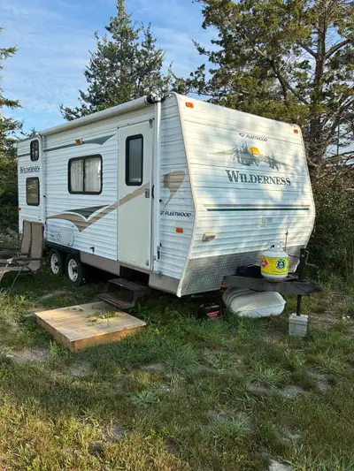 This pre-owned Fleetwood Wilderness travel trailer features a functional kitchen, bathroom, and comf...