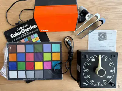 This is a kit of darkroom development tools for colour or black and white printing. Kit includes Gra...