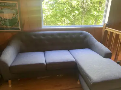 Sofa gris 3 places en très bon état a vendre. La méridienne (partie pour s'allonger) est réversible...