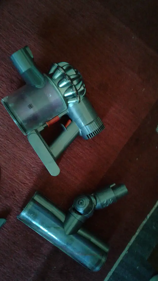 DYSON CORDLESS VACUUM CLEANER in Vacuums in City of Toronto - Image 7