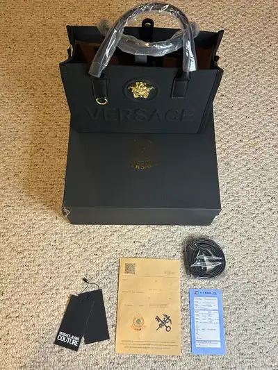 Brand new, never used, comes with dustbag/box, and fake receipt. High Quality 1:1 I am located in Gr...