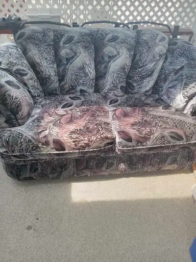 Set de salon à vendre pas cher. Un en tissus et un en cuire. Le 1er : sofa de 3 places, fauteuil 1pl...