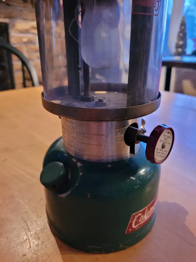LANTERNE CLASSIQUE À NAPHTE / COLEMAN / 1971'S in Arts & Collectibles in Laurentides - Image 7