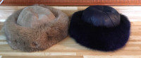 2 très beaux chapeaux de fourrure et cuir ou suède.