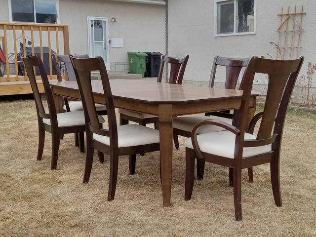 Dining room table dans Mobilier de salle à manger et cuisine  à Comté de Strathcona