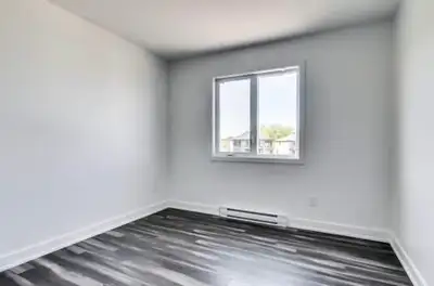 1 chambre non meublé à louer pour jeune femme Disponible immédiatement Dans appartement style duplex...