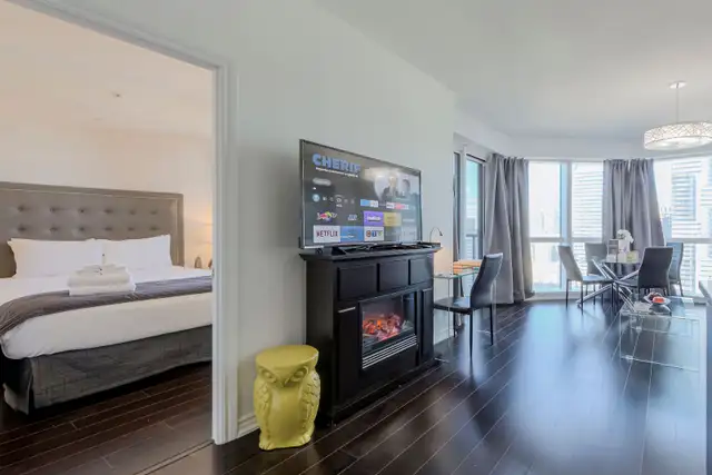 2 Bedroom Bay St. Furnished Condo | Steps to Sick Kids | Sleeps6