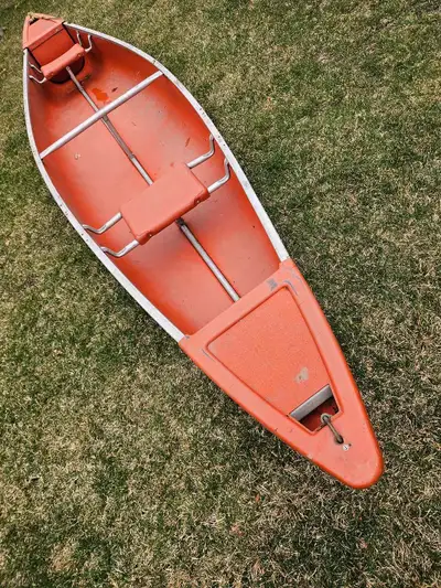 Canoe en plastique sans entretien En bonne condition