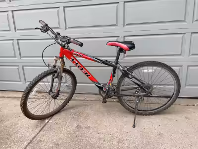 Red Trek 4100 Alpha in fair condition. Front breaks do not work. Frame Size 15.5 inches. Needs maint...