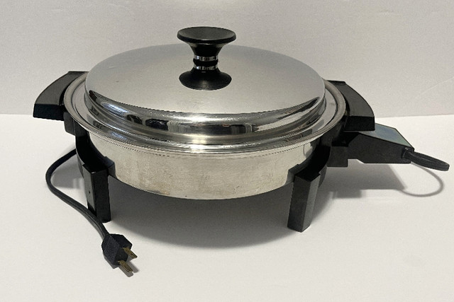 WEST BEND 11.5” LIQUID CORE STAINLESS STEEL SKILLET in Microwaves & Cookers in City of Halifax
