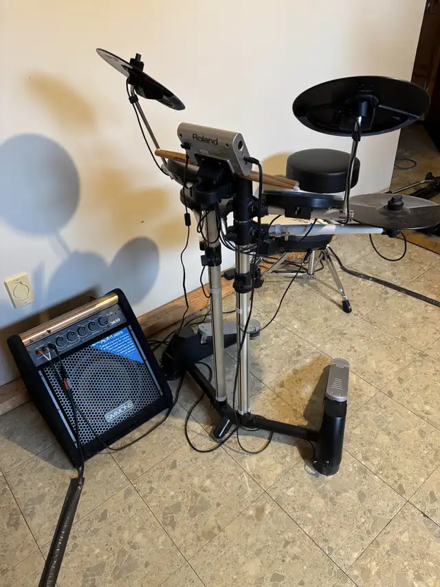Roland Electronic Drum Set includes Amplifier and Throne $1650 in Drums & Percussion in St. Catharines - Image 3