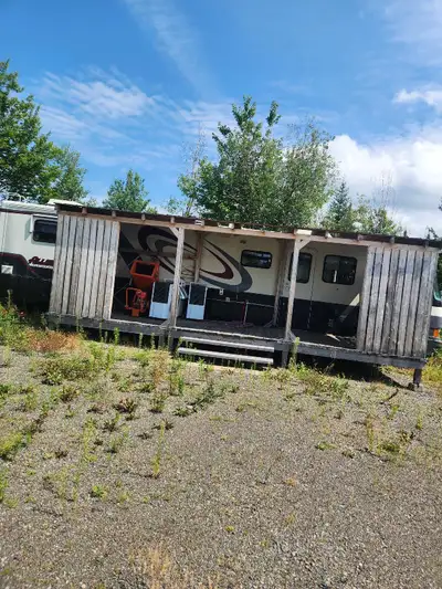 FAITE UNE OFFRE !!!!!Sans moteur idéal pour chasseur ou lot a bois tout est fonctionelle. poele, fri...