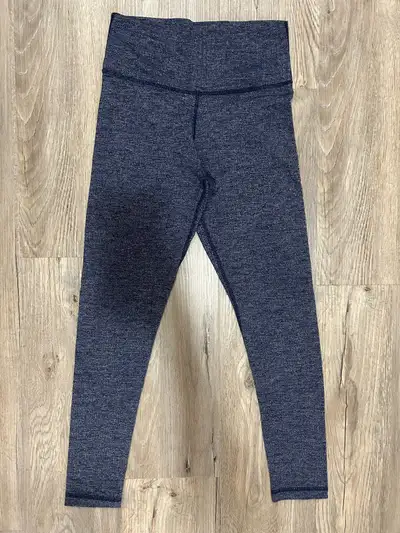 Aritizia size 6 leggings, very stretchy. Blue/white/grey unique pattern! Barely worn, gently used. 2...