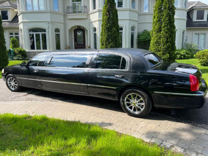 2005 Lincoln Town Car limousine