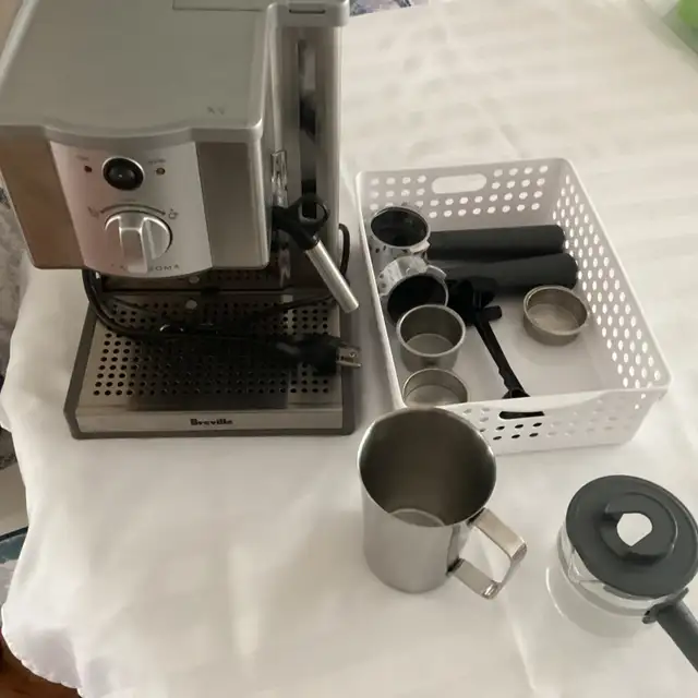 Breville Cafe Rona Espresso Machine in Coffee Makers in Barrie - Image 3