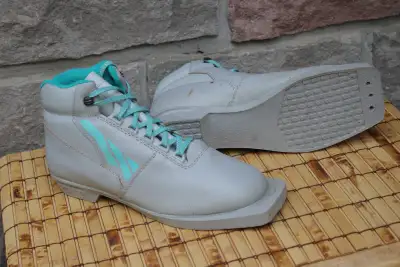 Cross country XC ski boots women’s size 8 standard 3 pin norm 75, View more