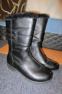 Women’s black winter boots size 8 ½
