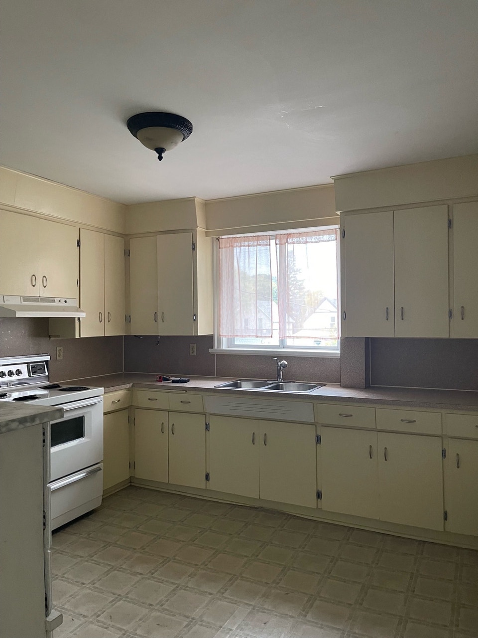 character 2/3 bedrooms apartment for rent 2