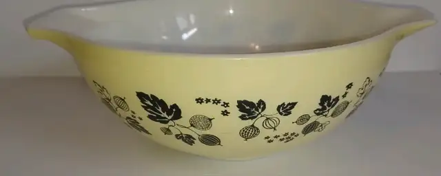 Pyrex 444 4qt black on yellow gooseberry 628637384454431224