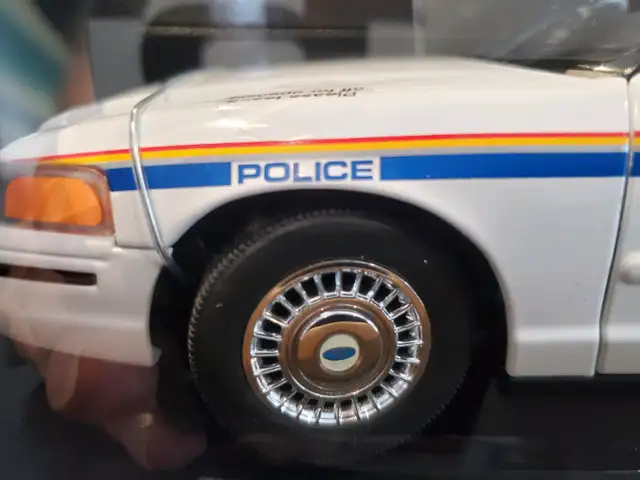 Autoart 1/18 CROWN VICTORIA POLICE パトカー Amazon | オートアート AUTOart 1/18 フォード クラウン