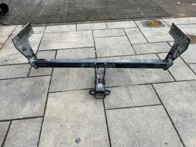 Attache de remorque Classe 3, capacité 3500 lbs, 525 lbs sur le timon. Enjoliveur 2 pouces en caoutc...