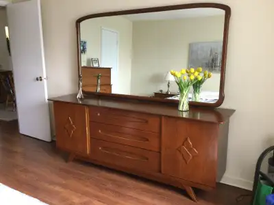 Grand bureau de chambre à coucher en noyer, incluant le miroir, à vendre. Beaucoup d’espace de range...