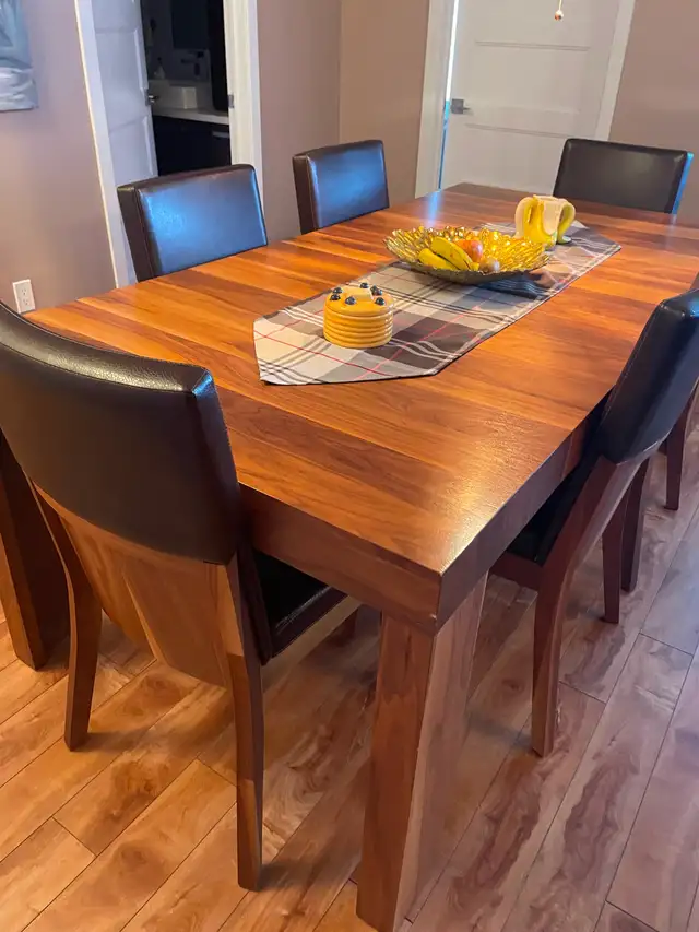 Ensemble de table et chaises in Dining Tables & Sets in Longueuil / South Shore - Image 2
