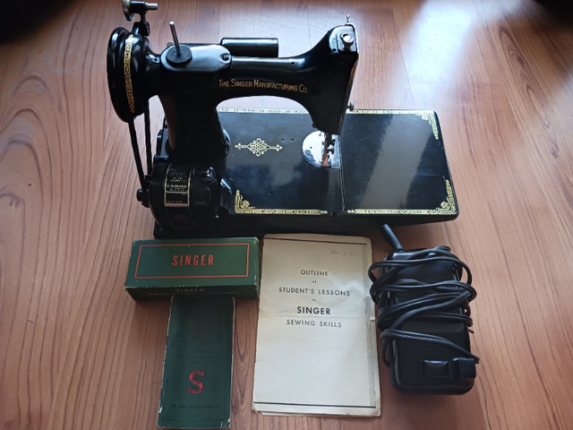 Singer Featherweight Sewing Machine 221-1 - ask me for a video. in Hobbies & Crafts in Mississauga / Peel Region - Image 2