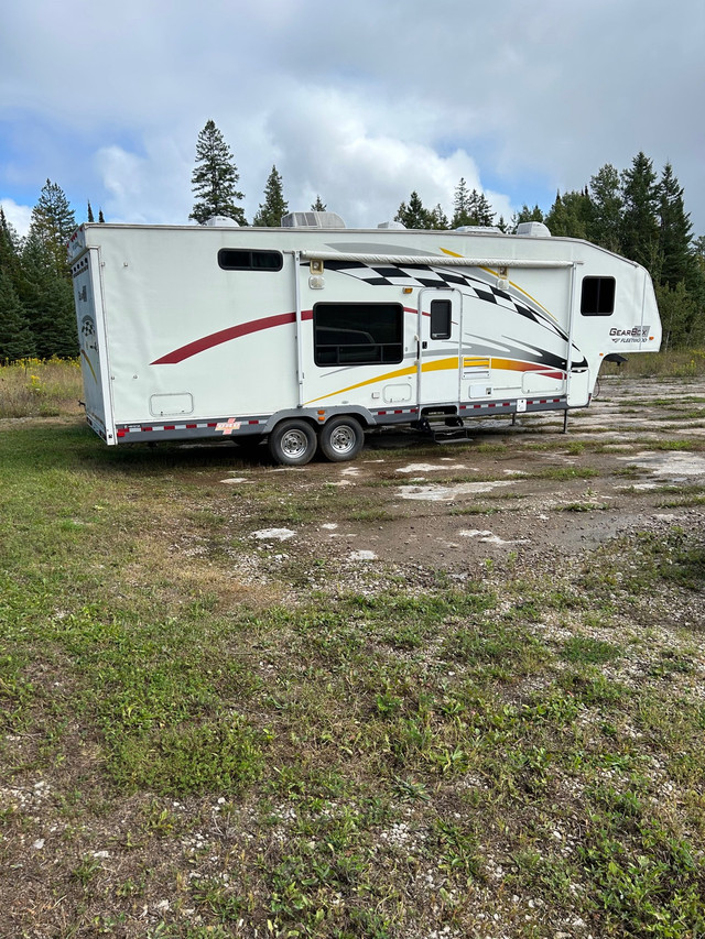 5th wheel toy hauler in Travel Trailers & Campers in Kawartha Lakes - Image 2