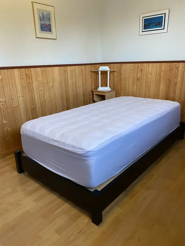 Base de lit simple avec matelas in Beds & Mattresses in Rimouski / Bas-St-Laurent - Image 2