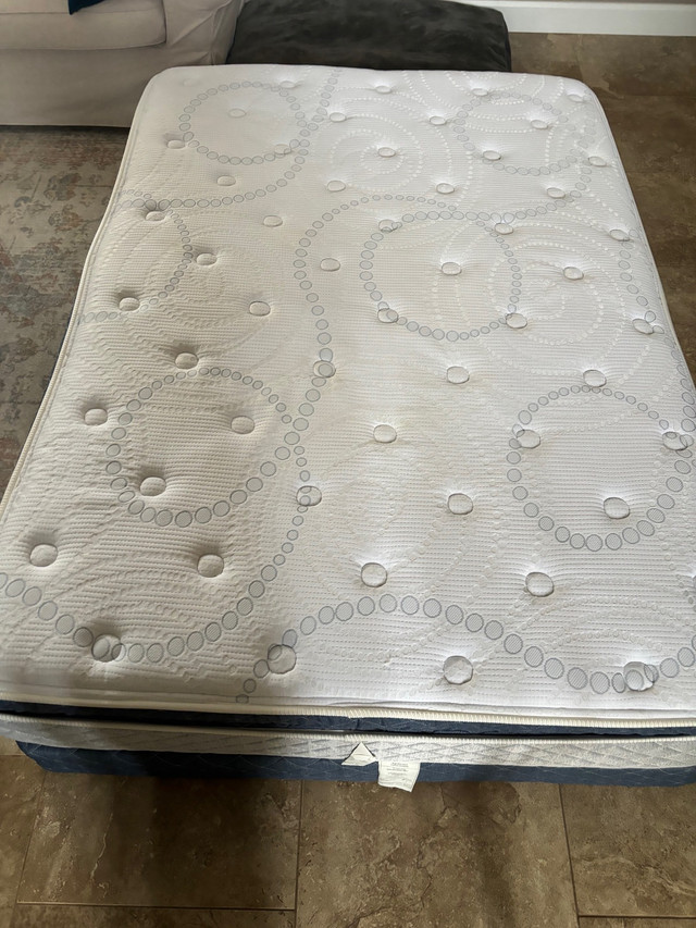 Like new mattress and box spring  in Beds & Mattresses in Thunder Bay - Image 2