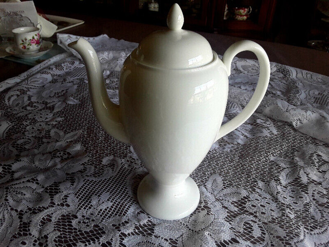 FINE BONE CHINA COFFEE POT IVORY WHITE - WEDGWOOD in Arts & Collectibles in City of Toronto - Image 2