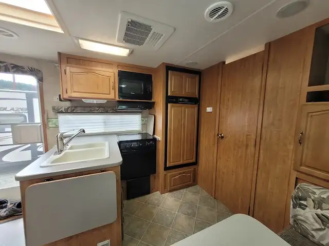 2007 Komfort 23.5 foot travel Trailer in Travel Trailers & Campers in Port Alberni - Image 6