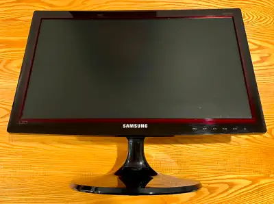 Écran d'ordinateur DEL de marque Samsung 20". Connection HDMI et RGD No de modèle : SD300HY