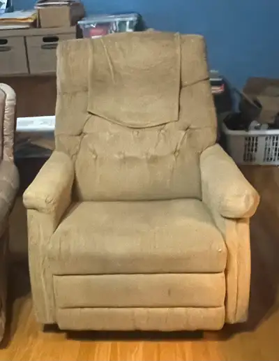 Small recliner chair $50 or best offer. Smoke free home. Pick up only.