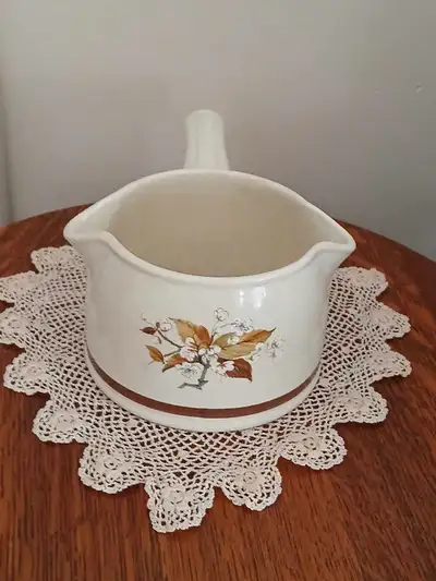 Royal Albert Wild Roses gravy boat. Excellent condition. Check out my other ads!