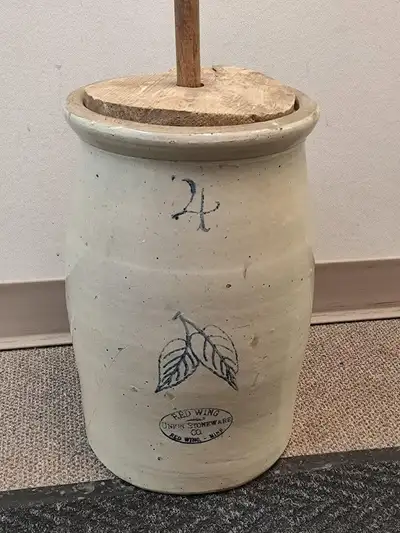 Beautiful antique 4 gallon Redwing stoneware butter churn. nice condition for ages (100+ years old)...