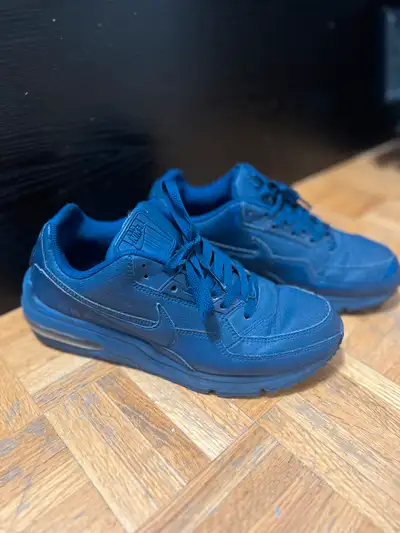 Selling a pair of Nike Air Max LTD Midnight Blue shoes in great condition. Size 9.5 Mens (Women's si...