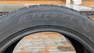 Un seul pneu Blizzak 275/50R20 DM-V2 presque neuf, roulé 4 mois (je travaille de la maison), j'ai fr...