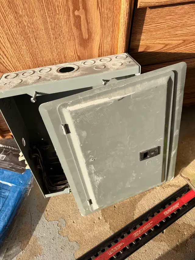 Electrical panel with breakers64241770164993122