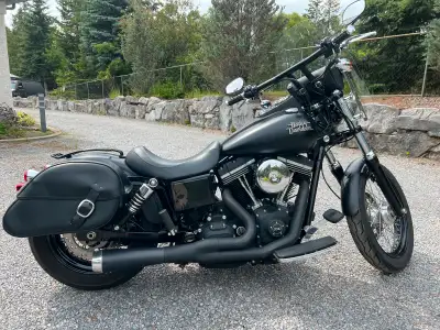 Features a twin cam 103 engine, 6 speed cruise drive transmission, Denim Black, quick attach windshi...
