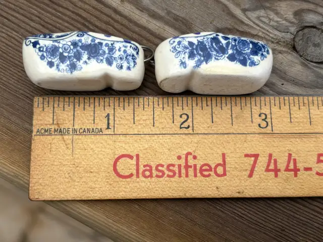 Delft Blue Miniature PAIR OF DUTCH SHOES on wire rings in Arts & Collectibles in Kitchener / Waterloo - Image 5