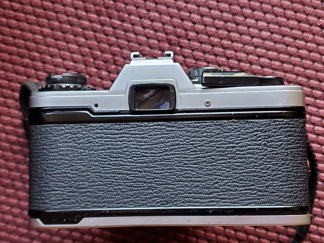 Vintage 1980s Olympus OM-10 - 50mm f/1.8 Lens in Cameras & Camcorders in Winnipeg - Image 3