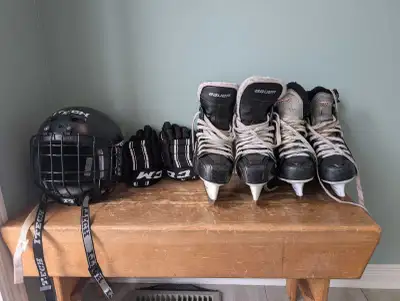 HOCKEY SKATES, GLOVES, AND HELMET/ CASQUE, GANTS, ET PATINS, View more